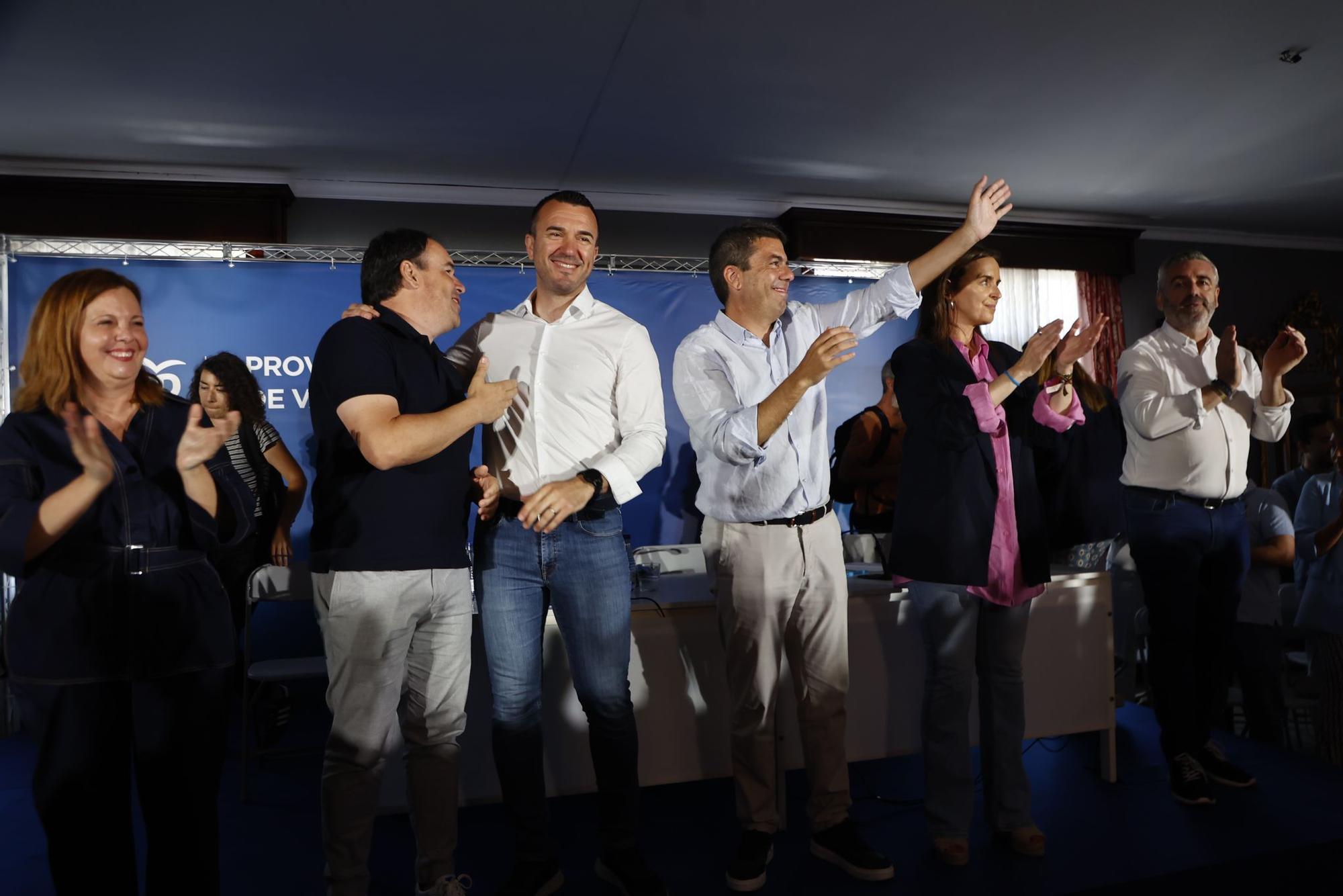 Mazón y el resto de la cúpula del PP en la junta provincial de los populares en Nàquera