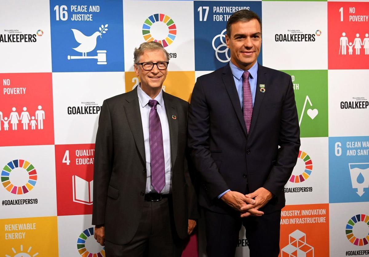 GRAF8694. NUEVA YORK (ESTADOS UNIDOS), 25/09/2019.- El cofundador de Microsoft y magnate estadounidense, Bill Gates (i), posa junto al presidente en funciones del Gobierno español, Pedro Sánchez (d), durante un evento de la Fundación Bill y Melinda Gates, este miércoles en Nueva York (Estados Unidos), donde Sánchez defendió una política que dé esperanza y plantee soluciones constructivas, frente al discurso de mensajes negativos y respuestas endogámicas a los desafíos que dan otros líderes. EFE/ Pool Moncloa / Borja Puig De La Bellacasa