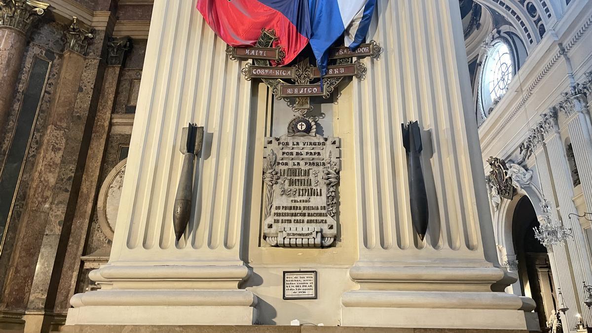 Las dos bombas que fueron arrojadas sobre El Pilar el 3 de agosto de 1936 están expuestas al lado de la capilla de la Virgen.