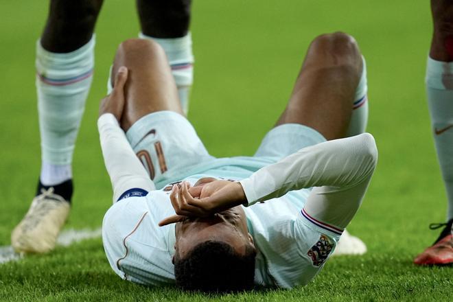 Preocupación en Madrid por Mbappé a un mes del Clásico