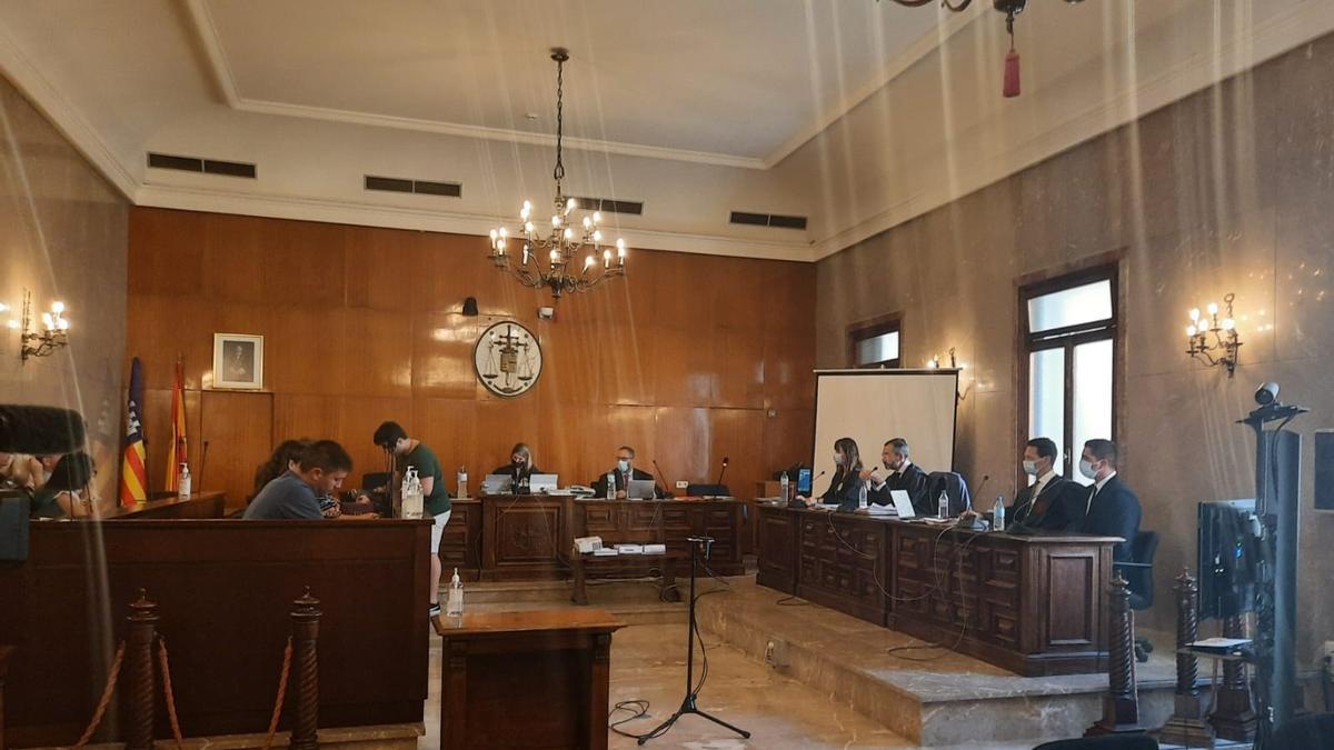 Juicio en la Audiencia Provincial de Baleares con jurado popular contra un joven acusado de matar a un amigo en Ibiza.