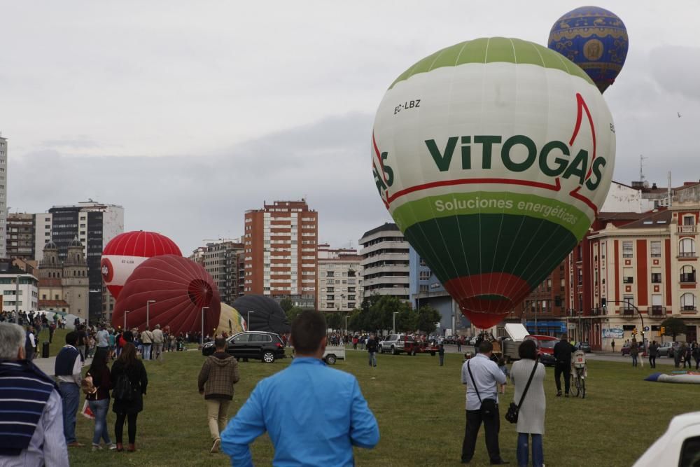 Salida de la regata de globos aerostáticos desde el "solarón", en Gijón.