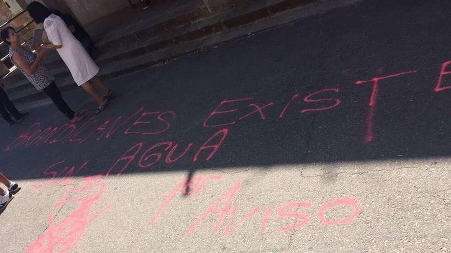 Pintada en el suelo de Brandilanes denunciando la falta de agua.