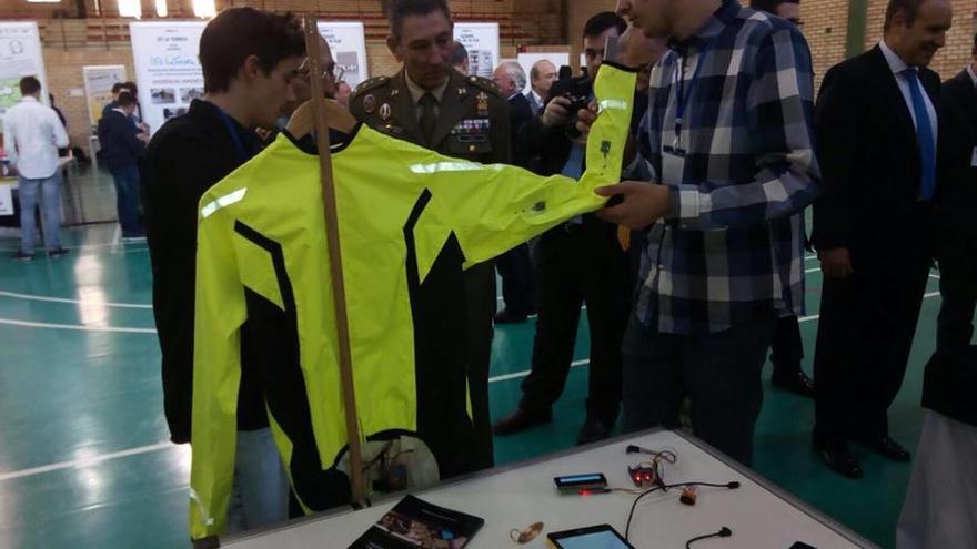 Los alumnos de los Salesianos Juan XXIII mostrando la chaqueta en la celebración del Premio Don Bosco Zaragoza.