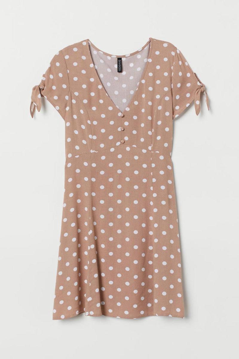 Vestido beige con lunares blancos de H&amp;M. (Precio: 24, 99 euros)