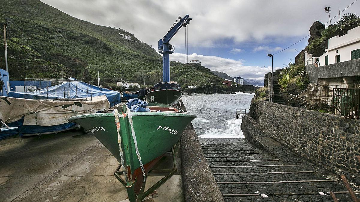 La mayoría de los pescadores que mantienen la actividad en El Pris salen a faenar con ayuda de la grúa y la rampa se usa solo para casos de emergencia o avería.