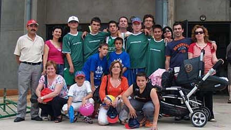 La delegación del Club Baloncesto Sax con los jugadores que disputaron en Castellón el Autonómico de Tribasket
