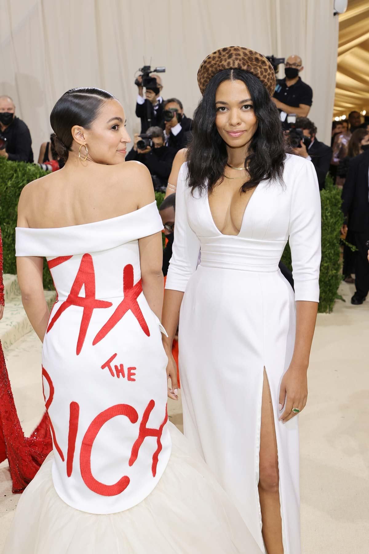La congresista Alexandria Ocasio-Cortez con un vestido reivindicativo en la gala MET 2021