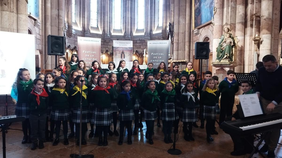 Uno de los grupos participantes en el certamen de la canción misionera celebrado en Covadonga.