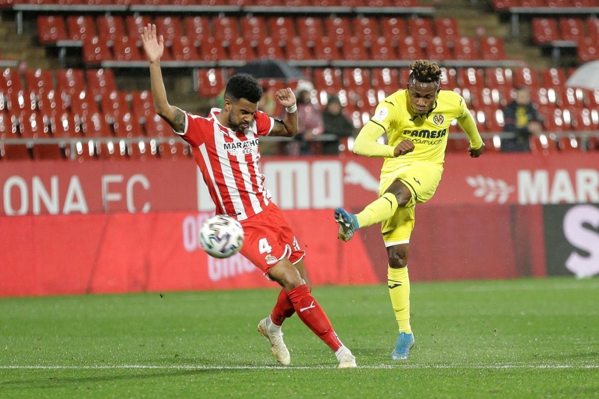 GRAF6544. GIRONA, 22/01/2020. El delantero del Villlareal Chukwueze (d) chuta ante Ramalho, del Girona, durante el encuentro correspondiente a los dieciseisavos de final de la Copa del Rey disputado esta noche en el estadio Montilivi. EFE/David Borrat