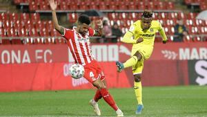 GRAF6544. GIRONA, 22/01/2020. El delantero del Villlareal Chukwueze (d) chuta ante Ramalho, del Girona, durante el encuentro correspondiente a los dieciseisavos de final de la Copa del Rey disputado esta noche en el estadio Montilivi. EFE/David Borrat