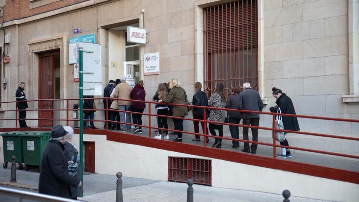 Imagen de archivo de colas en un centro de salud de Castellón.