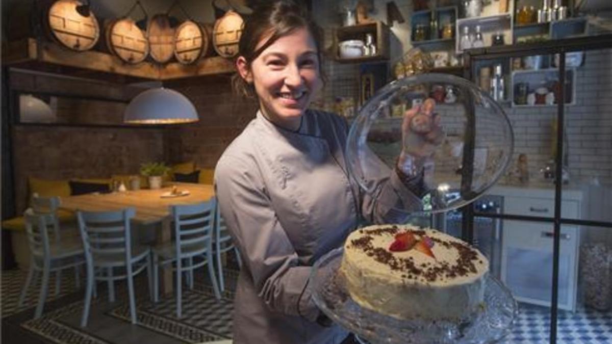 Carlota Claver, con un pastel en el restaurante Carlota. Foto: Julio Carbó