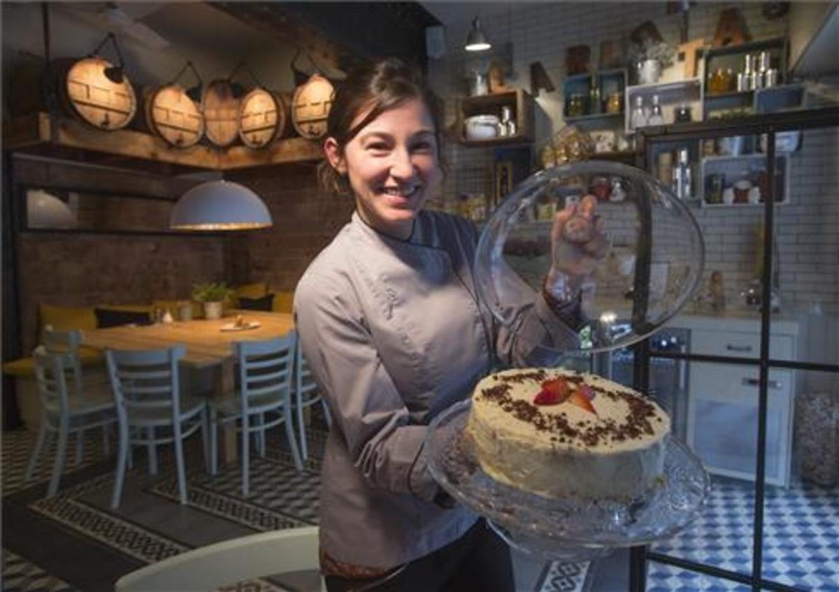 Carlota Claver, con un pastel en el restaurante Carlota. Foto: Julio Carbó Carlota Claver, con un pastel en el restaurante Carlota. Foto: Julio Carbó
