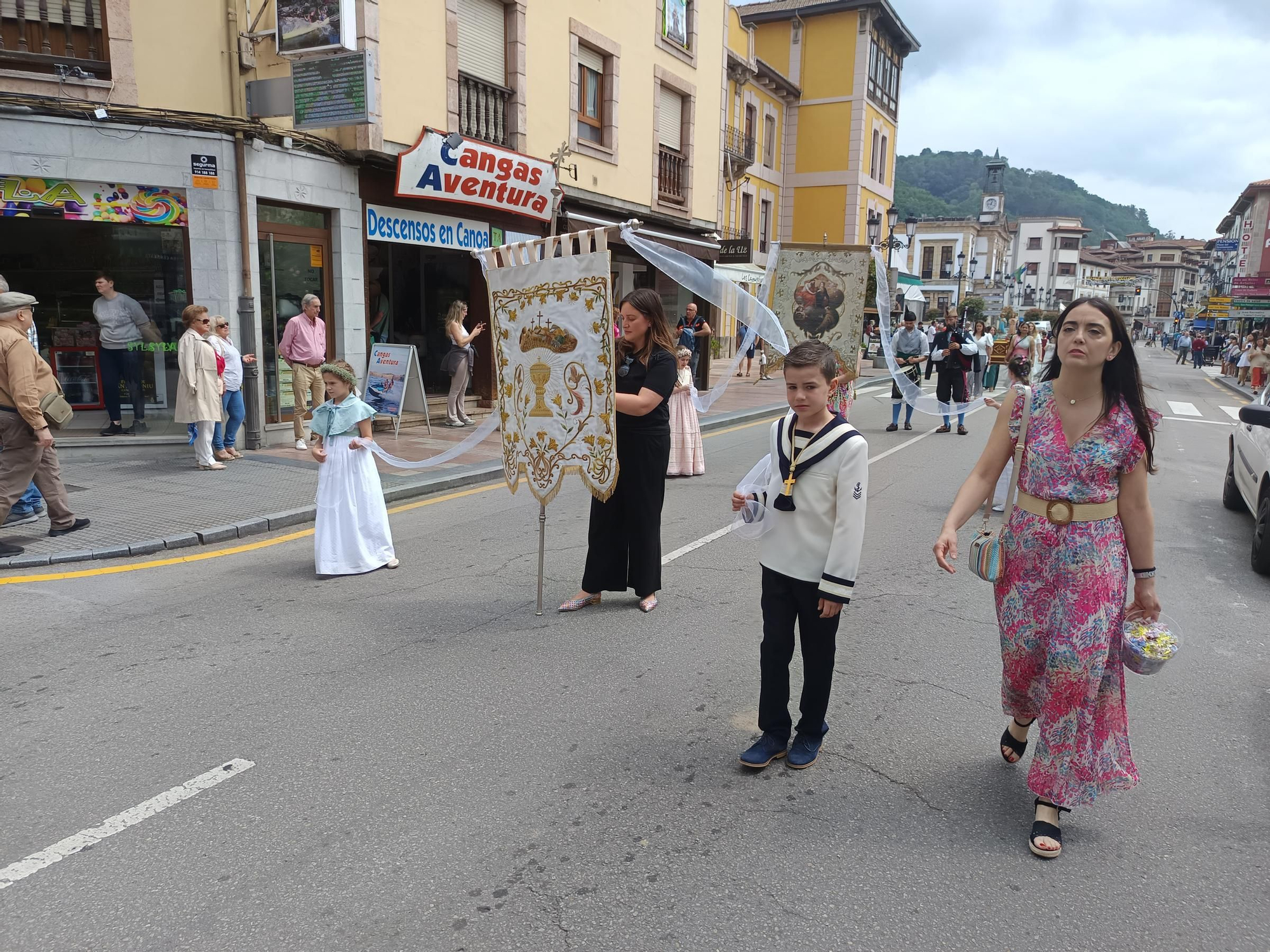 Espectaculares alfombras florales en Cangas de Onís por el Corpus Christi