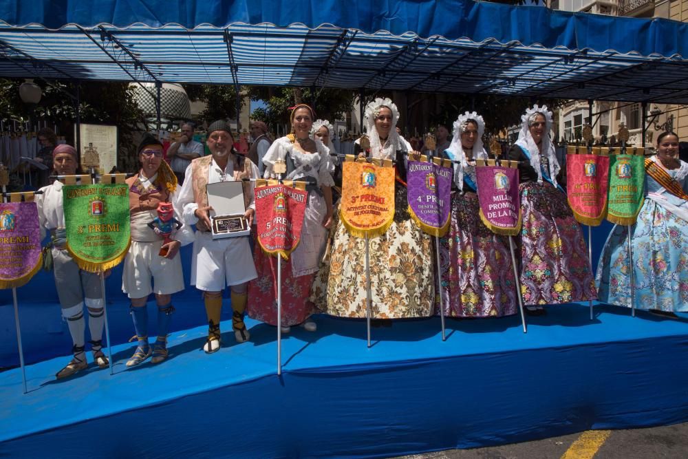 El Desfile de Entrega de Premios culmina con la entrega de más de 600 galardones a hogueras y barracas