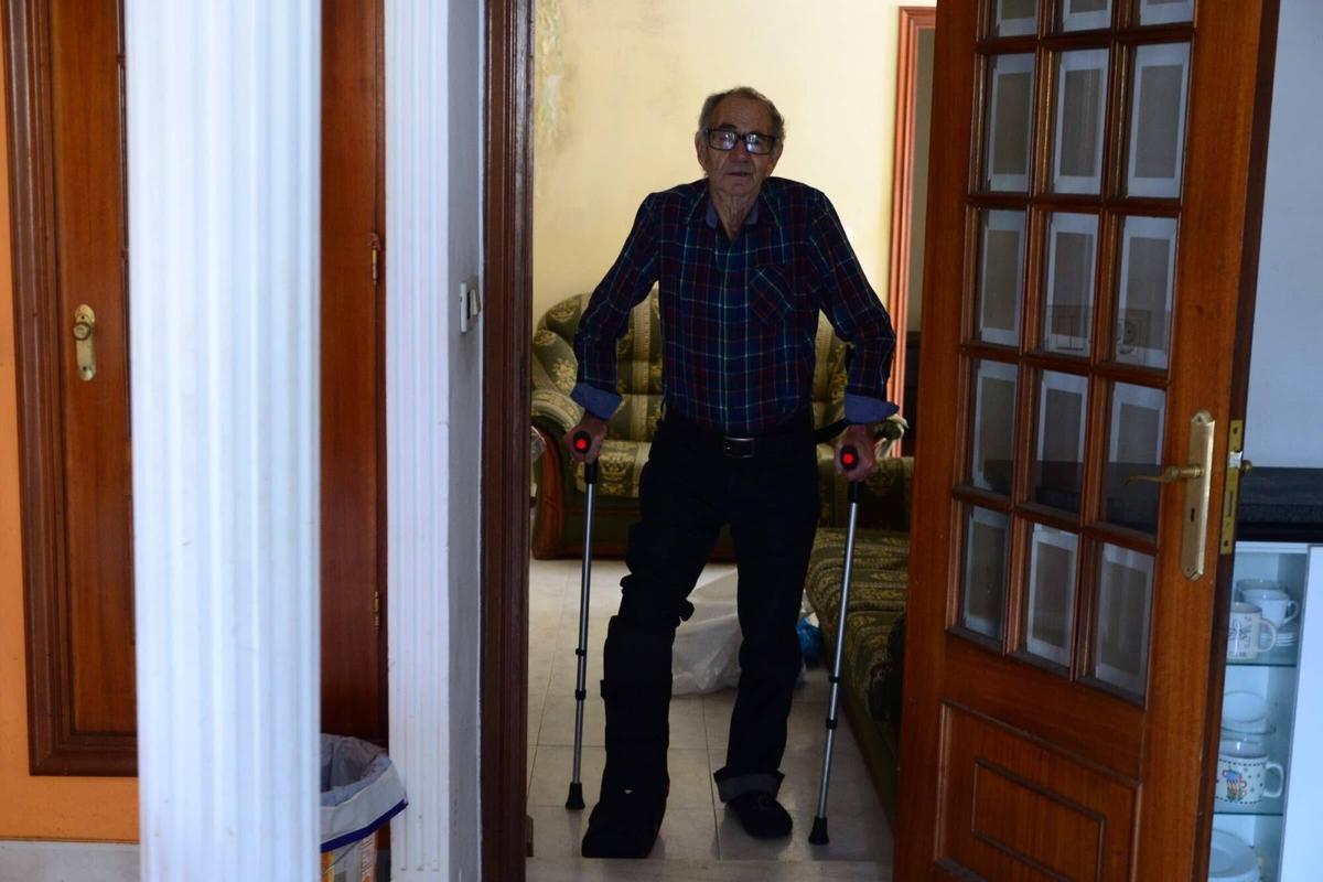 Feliciano a su llegada del hospital en su casa de Meira