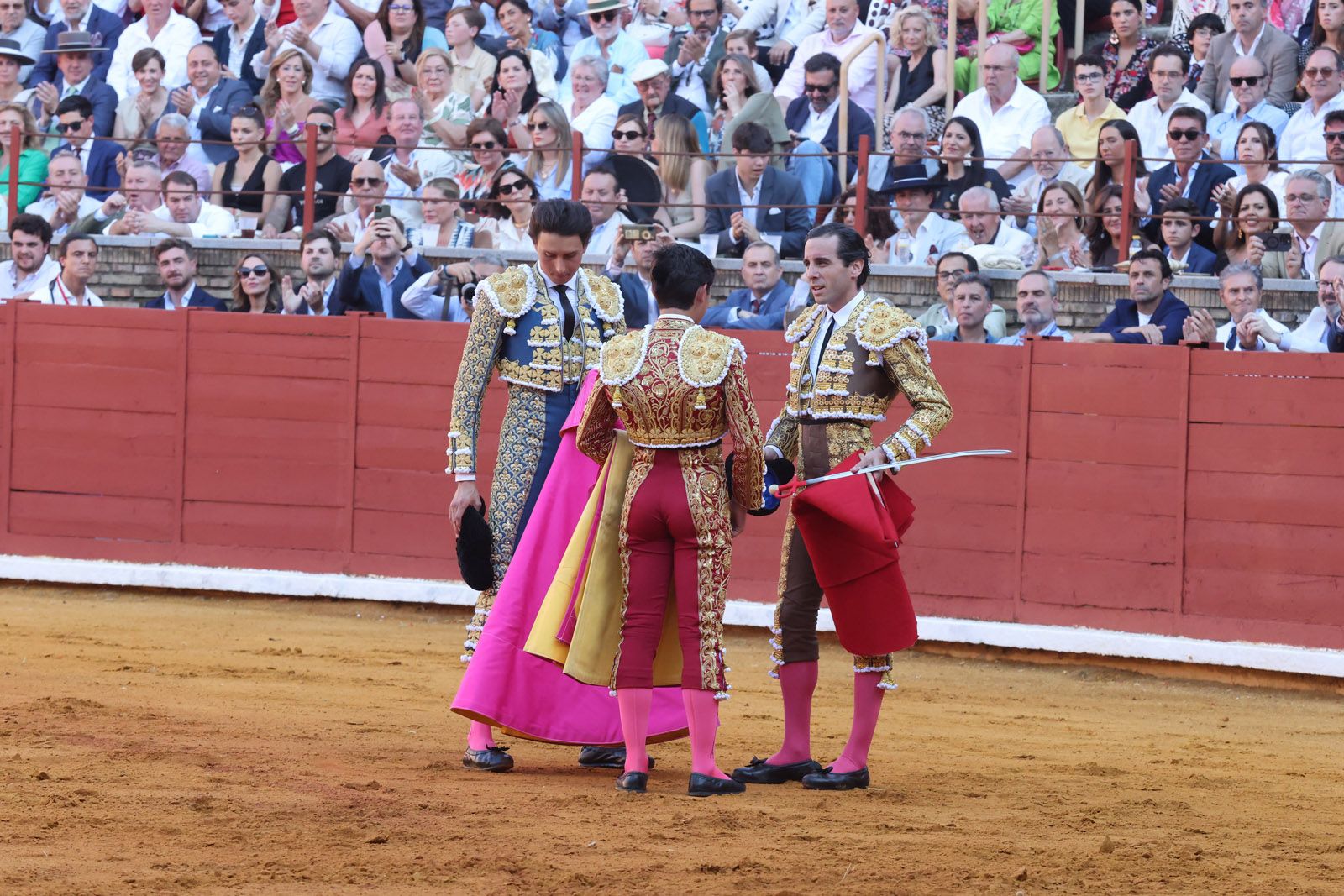 Román toma la alternativa y la puerta grande se abre para Roca Rey y Ortega