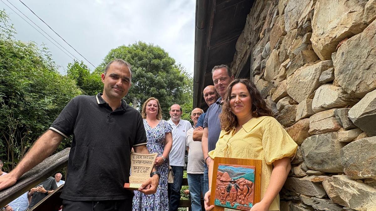 Por la izquierda, Ricardo Pérez, Montse Fernández, Manuel Fernández, Pablo García, Luis Miguel Bermúdez, Marcelino Marcos y Alba Iglesias, en las Jornadas del Pan y las Natas de Naraval.