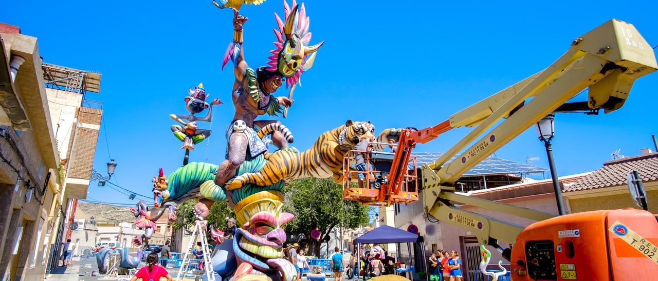 La &quot;plantá&quot; de la Falla del barrio Huerta Nueva de Elda en una imagen de archivo.