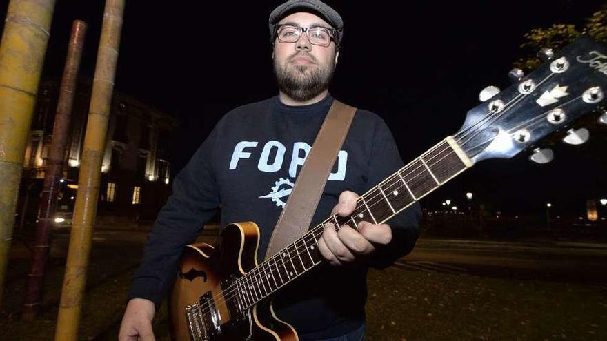 Javier Miramontes, en el parque del Muelle, con su guitarra.