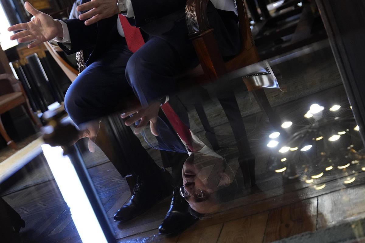 El ministro de Exteriores José Manuel Albares durante la entrevista con EL PERIÓDICO