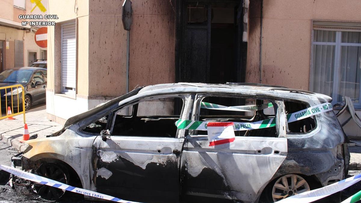 El coche precintado por la Guardia Civil después del incendio.