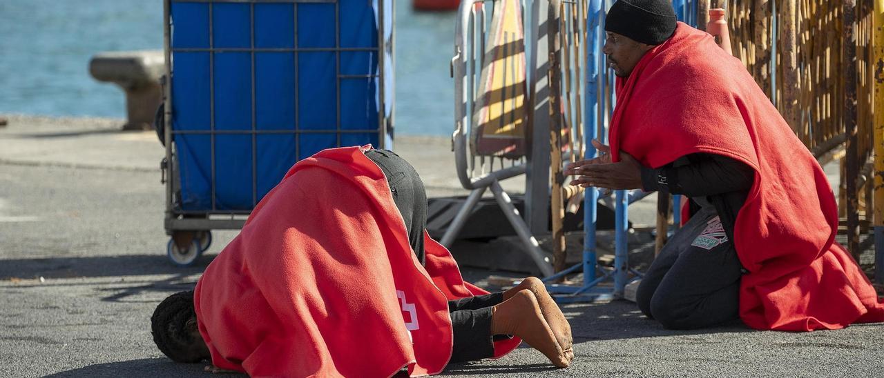 Inmigrantes atendidos en el muelle de Arrecife de Lanzarote.