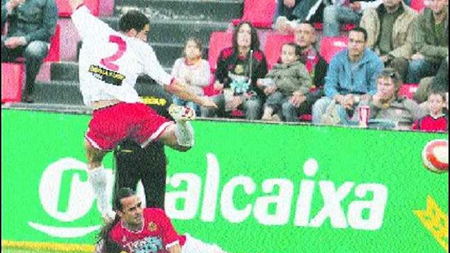 Mingo se lanza al suelo para cortar un avance del jugador del Numancia Juanra.