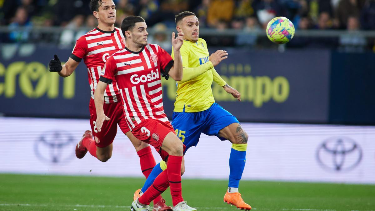 Miguel Gutiérrez disputa una pilota amb Roger Martí.