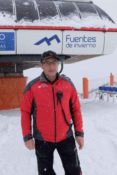 Primer día de esquí en la estación de Fuentes de Invierno