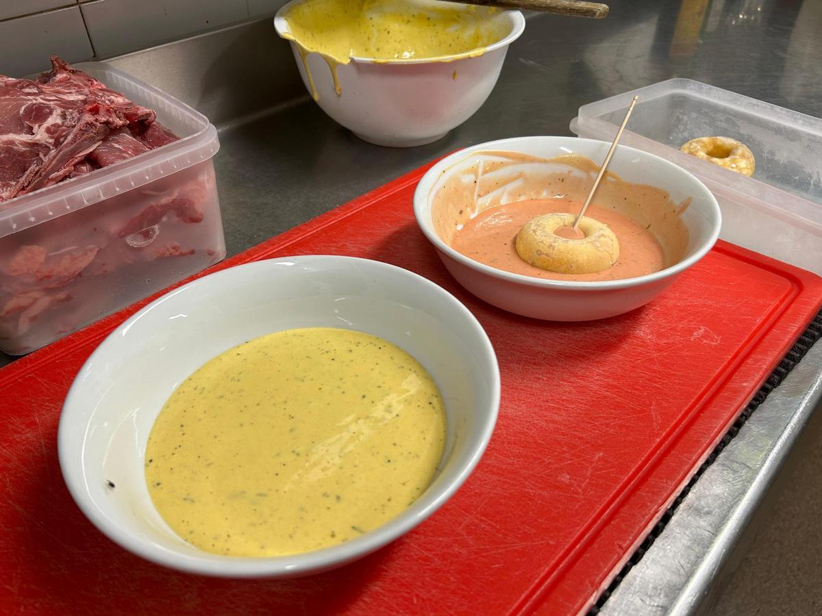 EN IMÁGENES: El restaurante Feudo Real de Grado presenta su trampantojo de donut para el certamen de Afuega'l Pitu