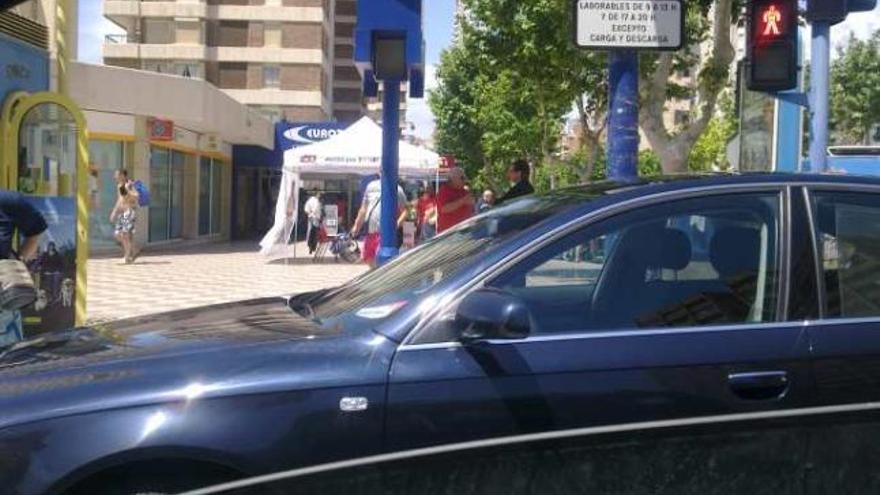 El coche oficial aparcado frente a un recinto electoral del PSOE.