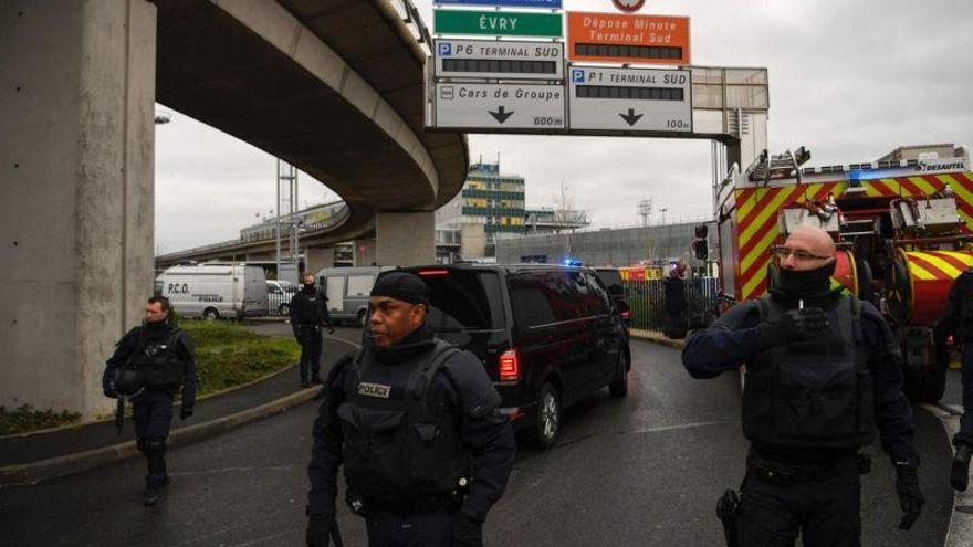 Abatido en el aeropuerto parisino de Orly tras intentar robar un arma a un militar