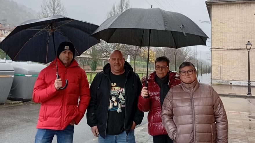 Por la izquierda, Héctor Palacio, Fernando Oliver, Lilian Valles y Verónica Fernández, en Ciaño. |