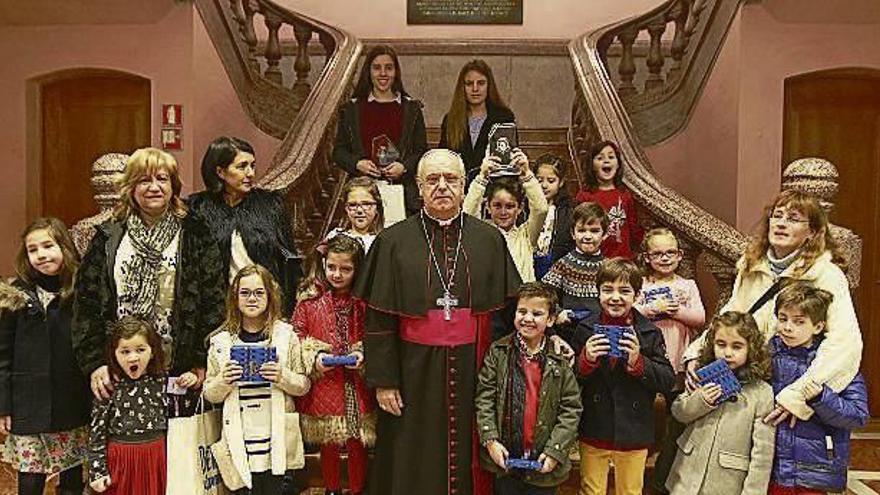 El obispo Leonardo Lemos, con los alumnos ganadores. // J. Regal