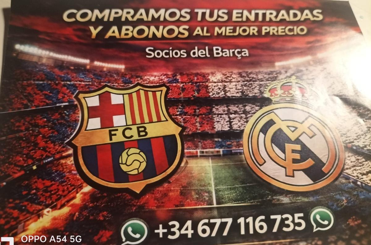 Pasquin destinado a socios y abonados del FCBarcelona que aparecieron, anoche, en los alrededores del Spotify Camp Nou.