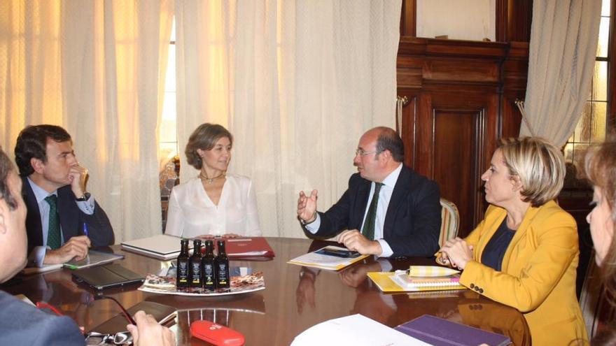 El presidente Pedro Antonio Sánchez durante la reunión con la ministra Isabel García Tejerina (1)