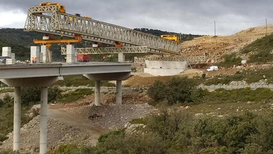 Colocan las últimas vigas de los viaductos de la nueva N-232 en Morella