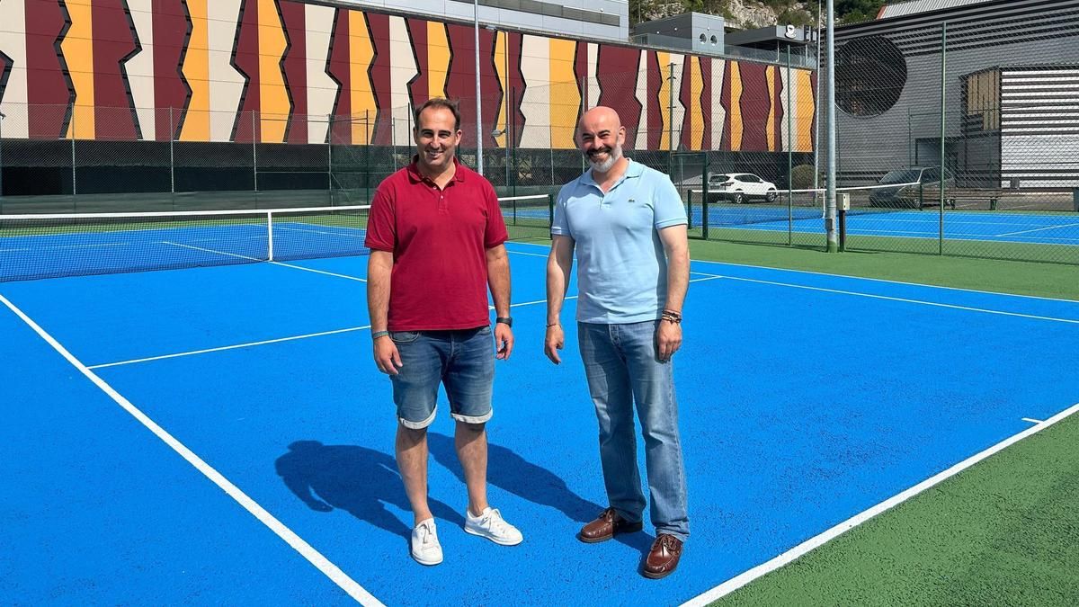 Paulo García –derecha– y Pablo García en las pistas de tenis de Ribadesella.