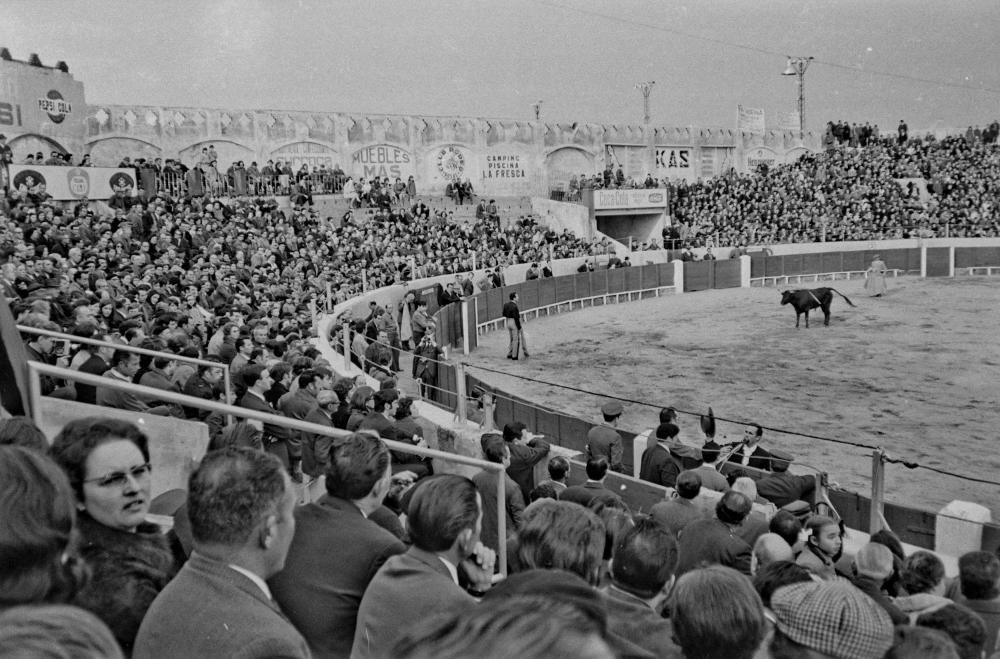 Una cursa de braus a la plaça de Figueres, el març del 1969.