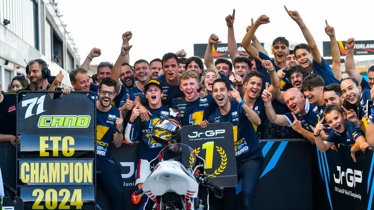 Carlos Cano celebra el triunfo con todo su equipo en Motorland.
