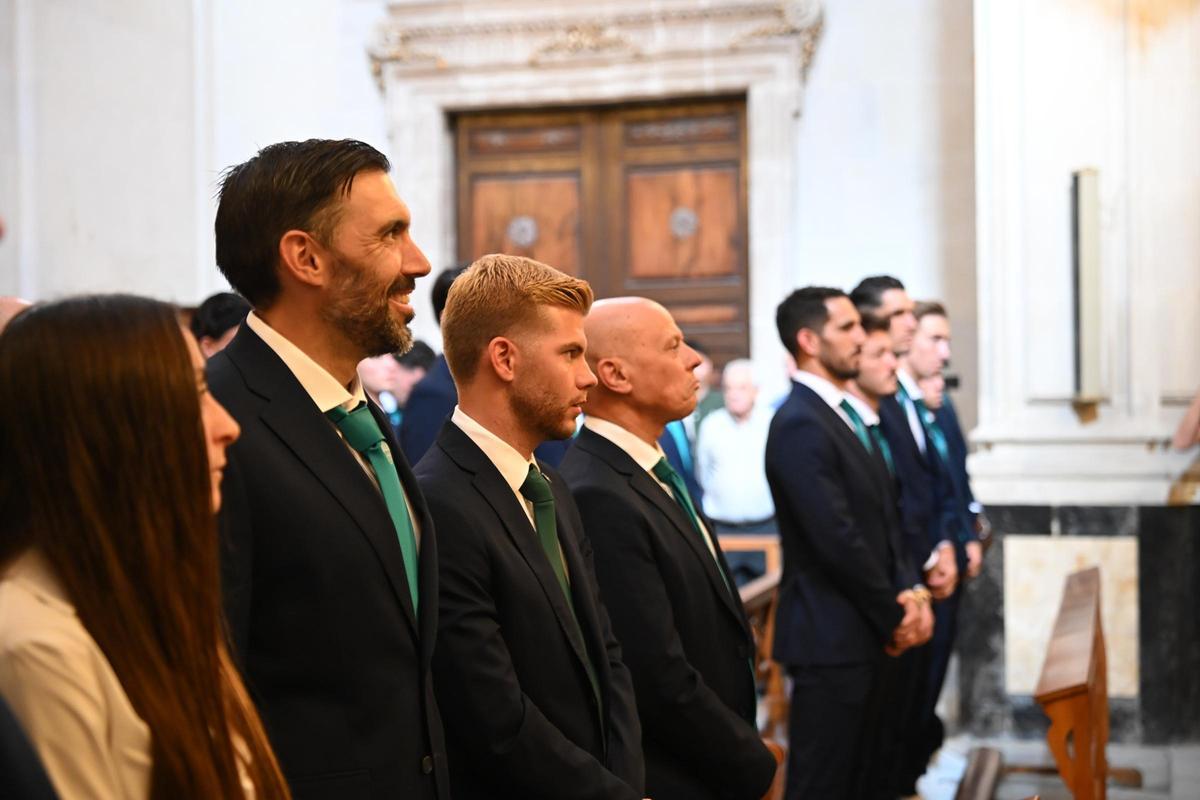 Rafa Mir, ante el confesionario durante la ofrenda a la Patrona