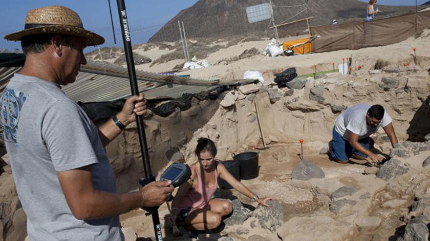 Los técnicos durante su labor de investigación en el yacimiento localizado en la playa de La Concha, ayer.