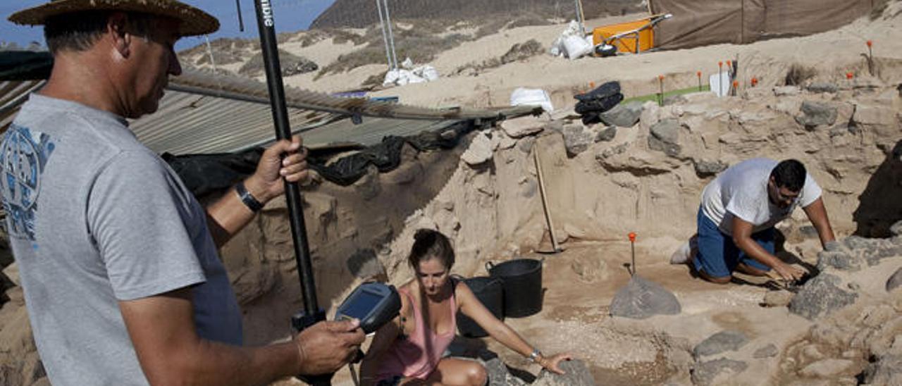 Los técnicos durante su labor de investigación en el yacimiento localizado en la playa de La Concha, ayer.