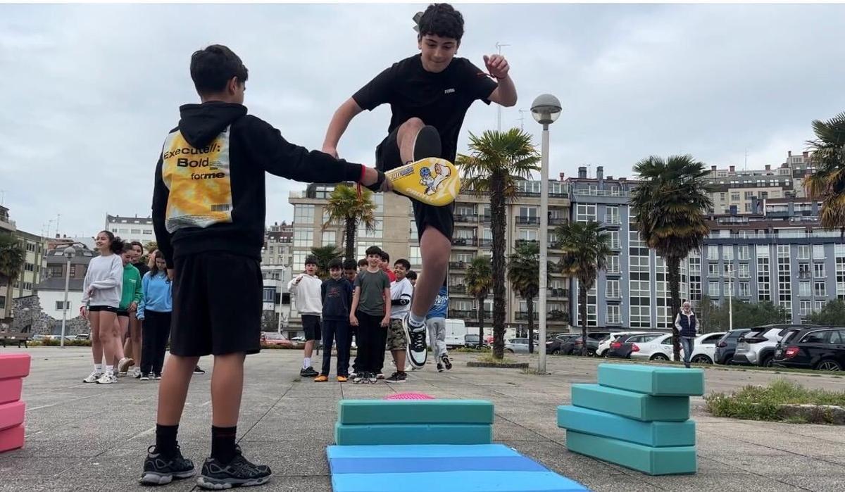 Participantes en la jornada de deporte en la calle de Sada.