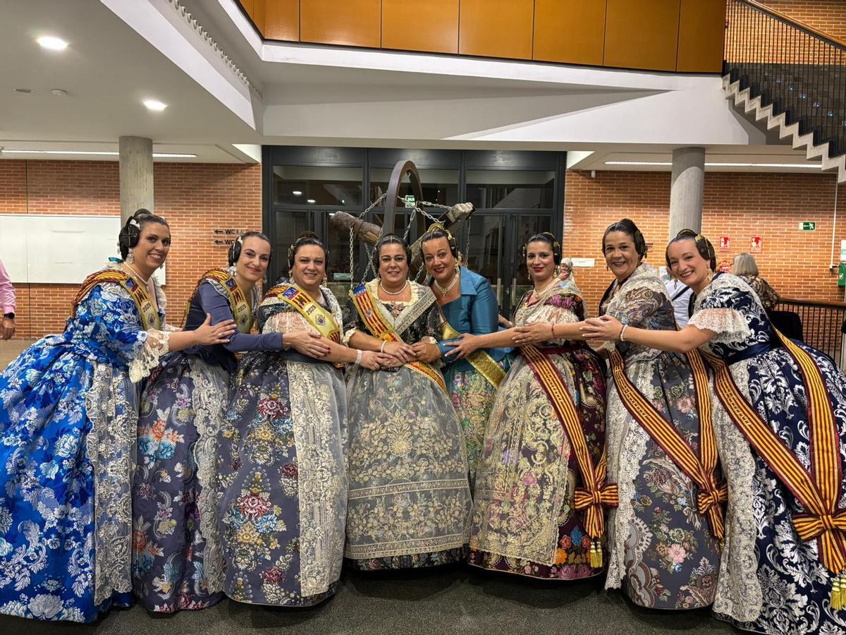 Isabel Gimeno, junto a su corte de honor y la presidenta.