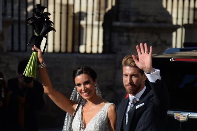 La presentadora Pilar Rubio y el futbolista Sergio Ramos, a la salida de la Catedral de Sevilla donde se ha celebrado este sábado su boda.