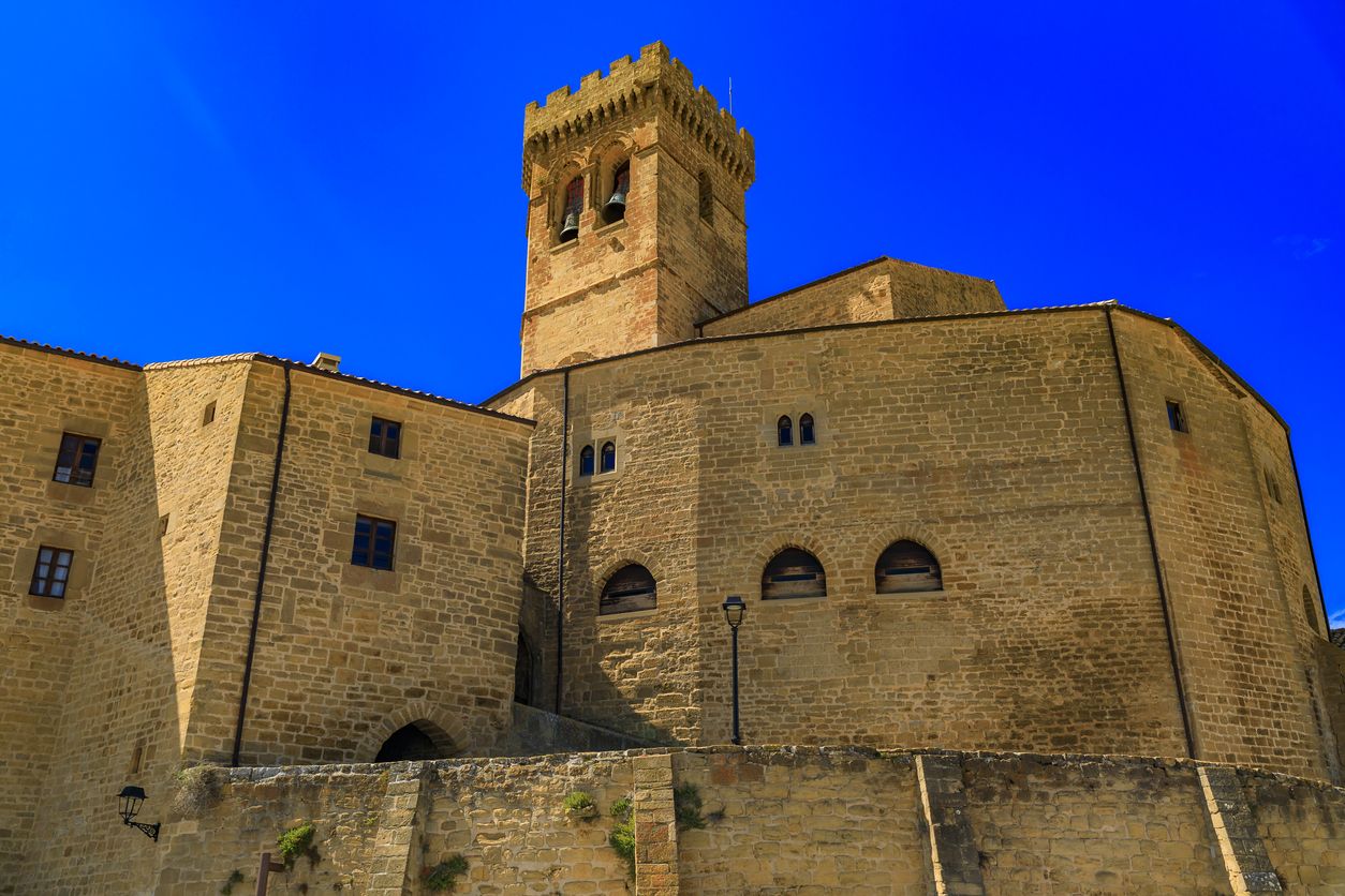 La iglesia de Santa María fue convertida en fortaleza por orden de Carlos II