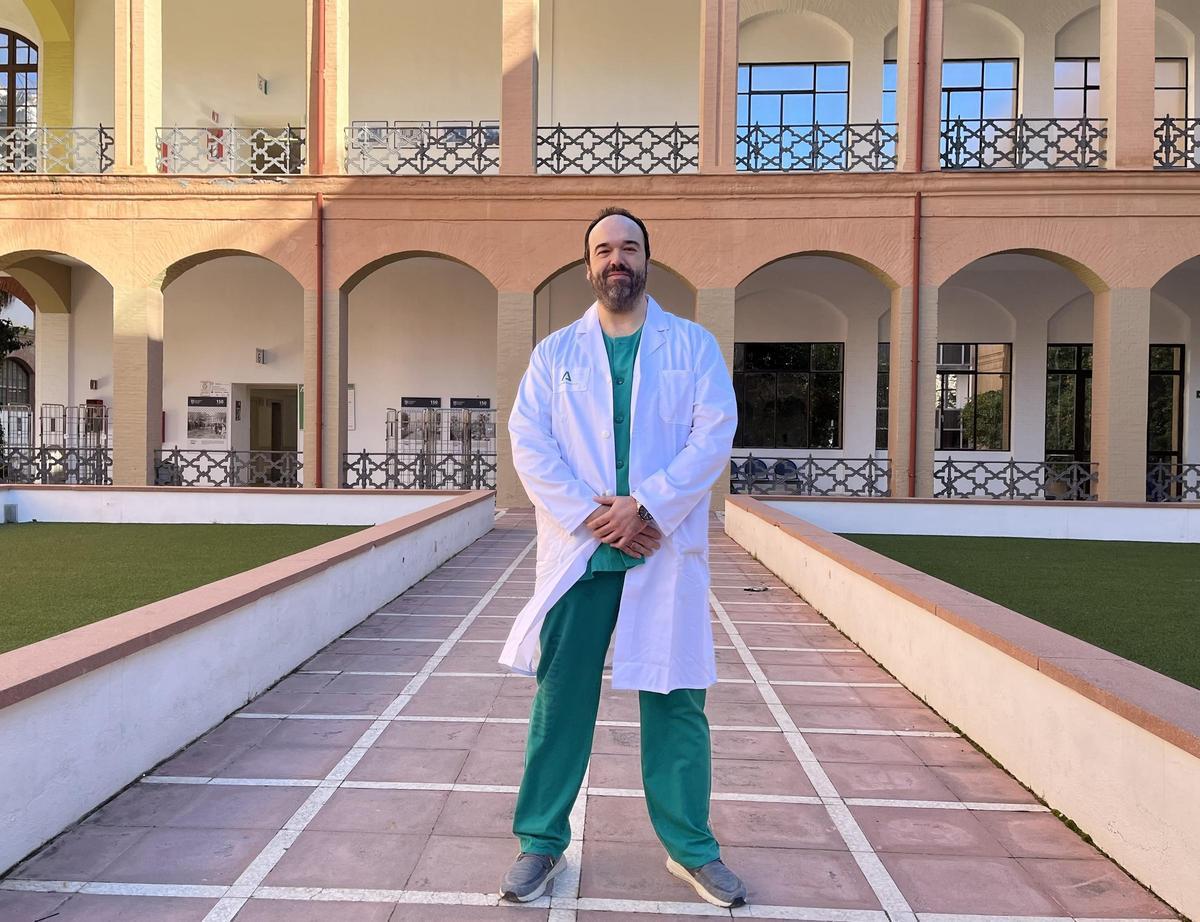 El anestesiólogo Juan Manuel Pérez en el Hospital Civil de Málaga